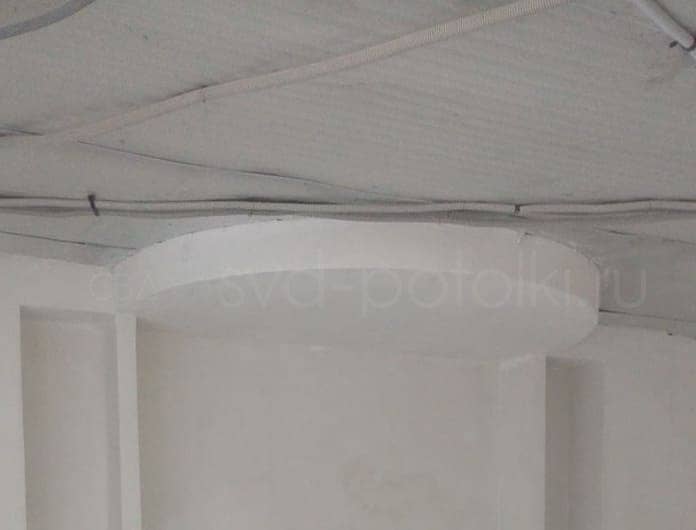 глянцевый натяжной потолок в гостинице до установки