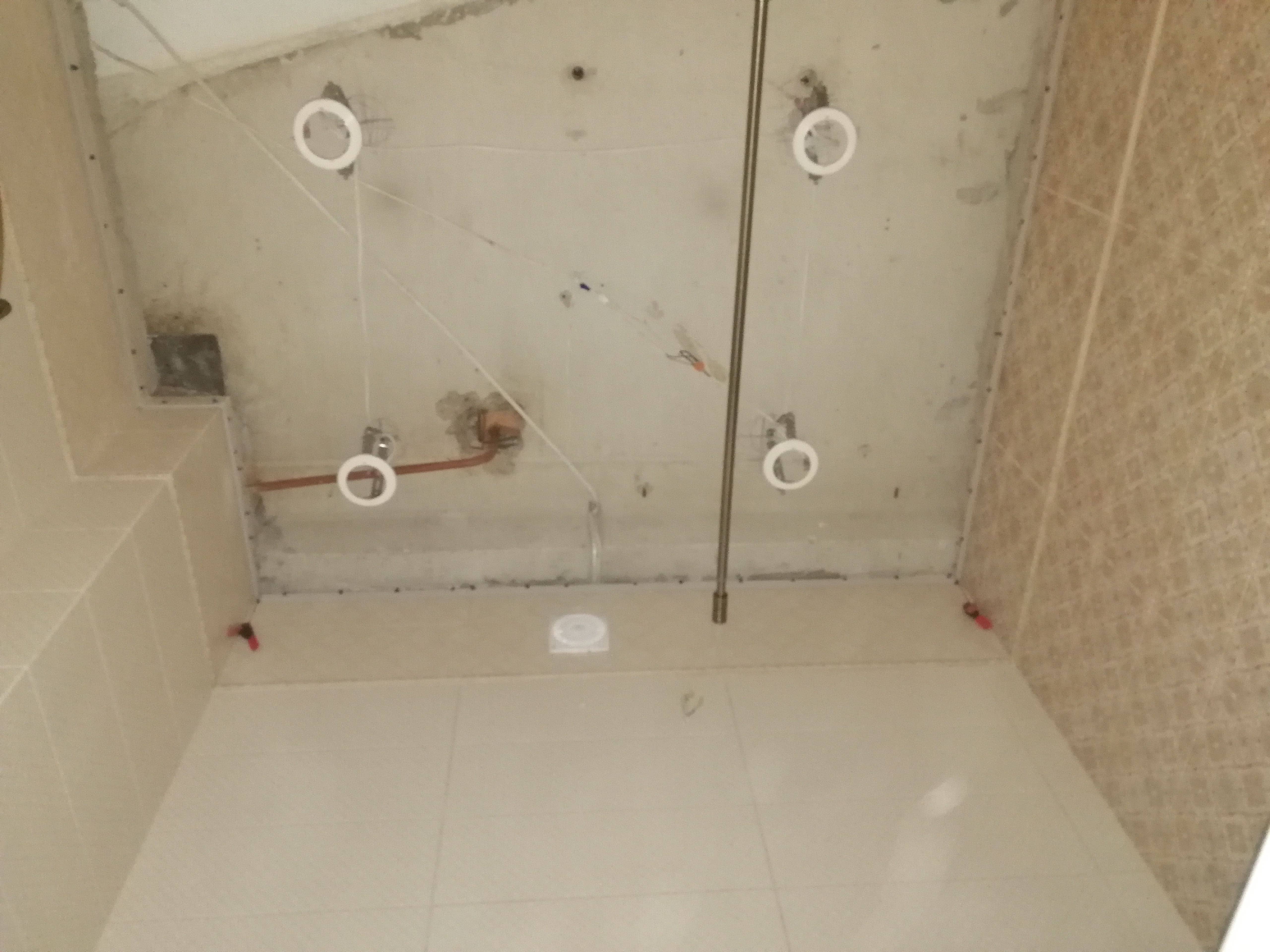 Глянцевые натяжные потолки в ванной до установки