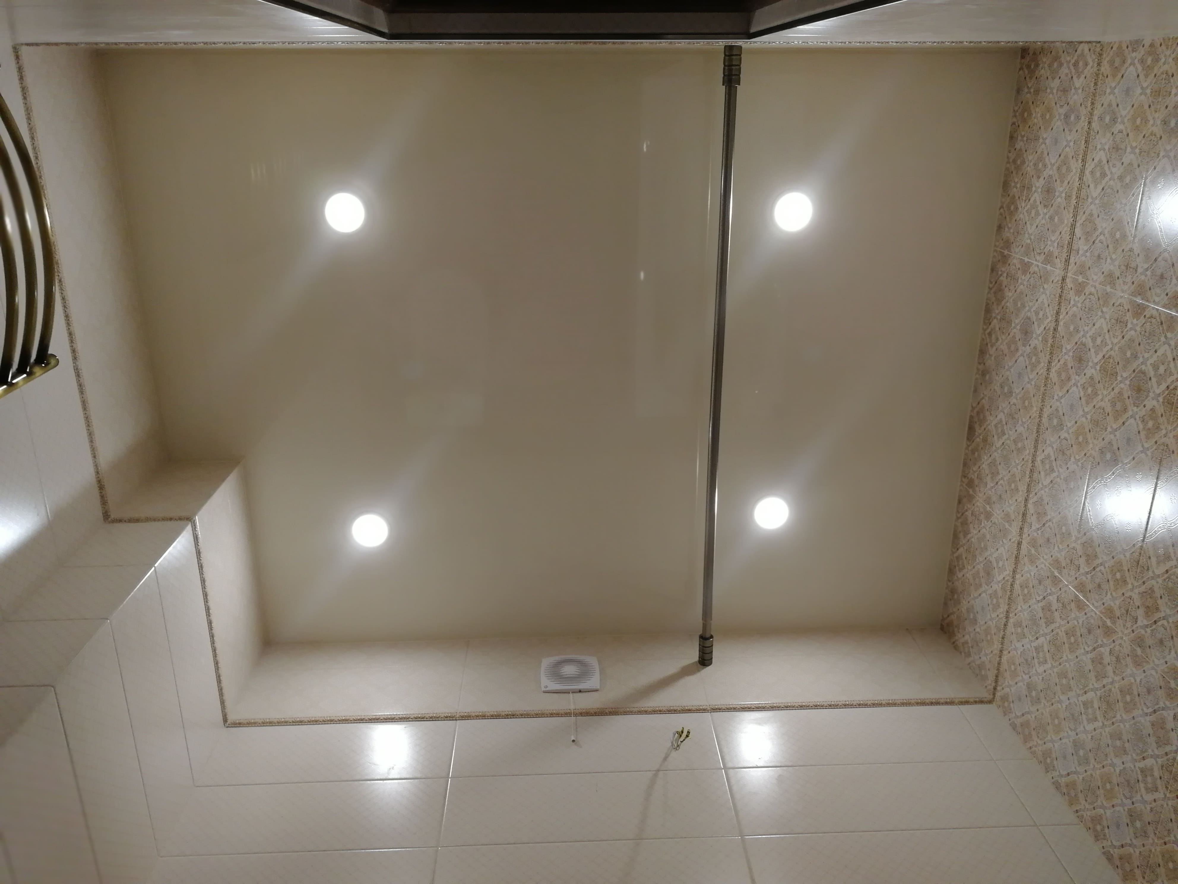 глянцевые натяжные потолки в ванной