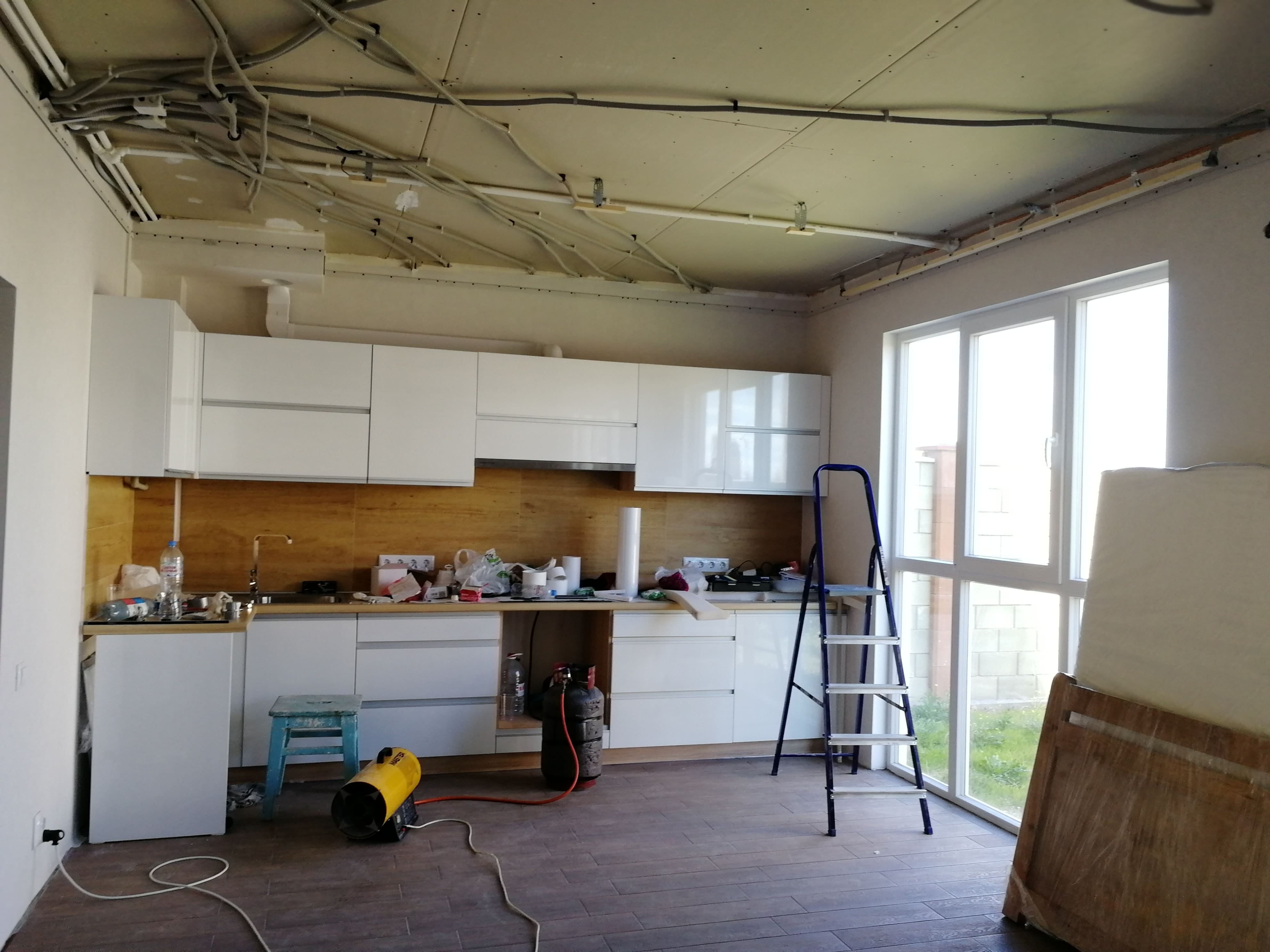 Матовый натяжной потолок на кухне + трековый светильник до установки
