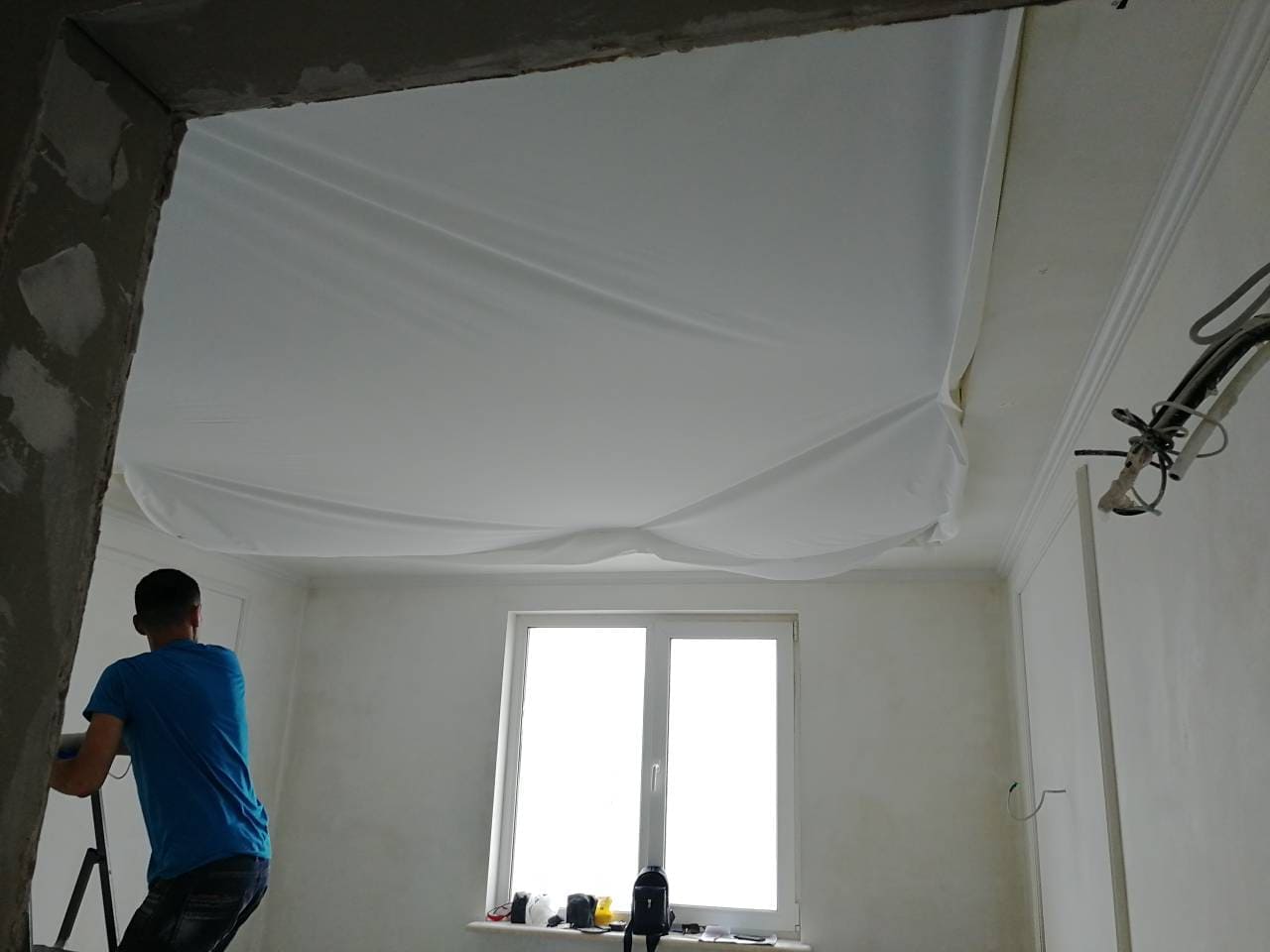 тканевый натяжной потолок дескор на кухне